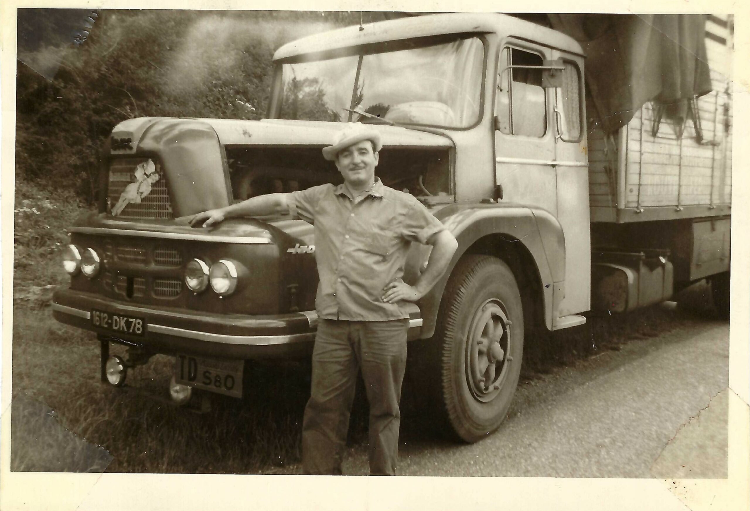 personne-devant-camion demenageur nice avec camion de demenagement