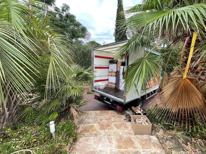 Camion de déménagement chez un particulier