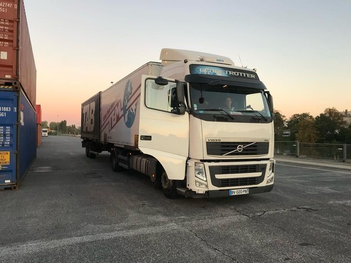 photo d'un camion de déménagementavec porte ouverte