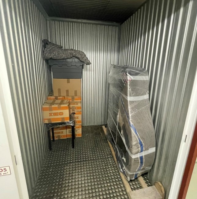 piano et divers meubles dans un container