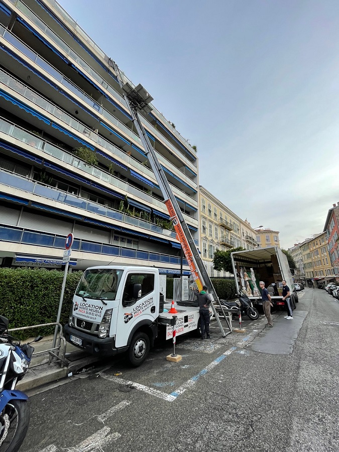 camion de déménagement avec sa grue déployée