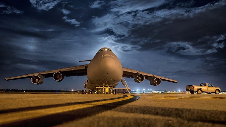 Image d'un avion de fret sur le tarmac
