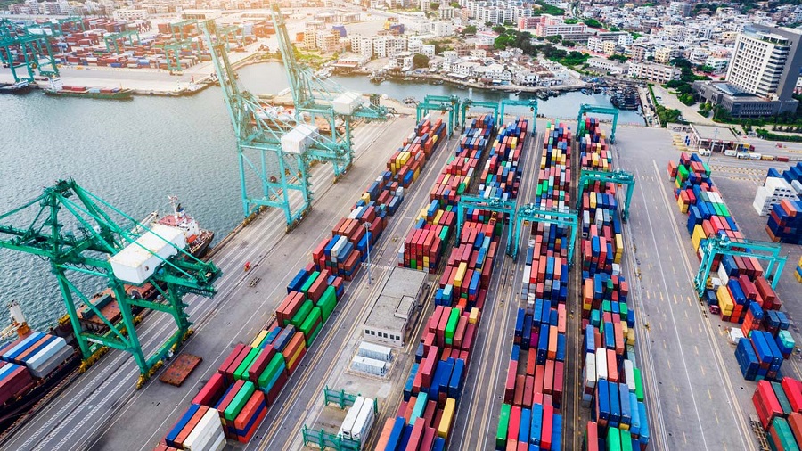 Photo d'un port maritime avec des containers