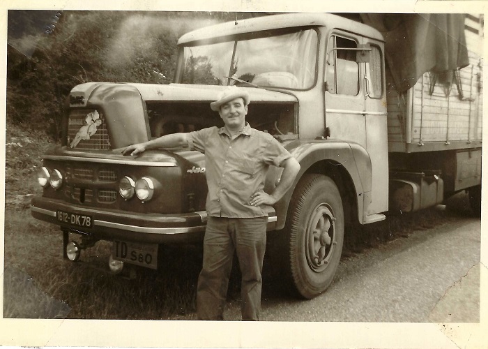 homme debout devant camion déménagement